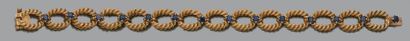 BOUCHERON Bracelet articulé en or jaune 18K (750) torsadé et serti d'un saphir entre...