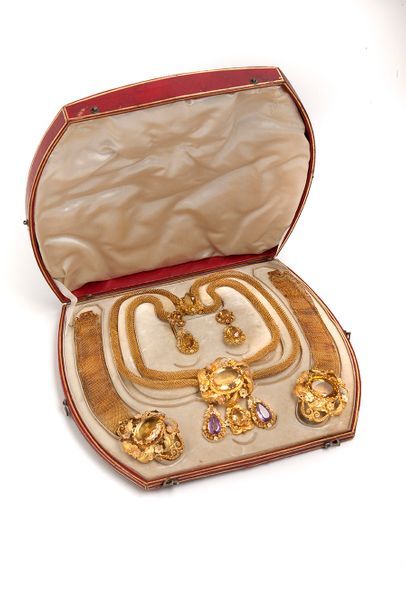null Parure composée d'un collier, deux bracelets et deux épingles en or 18k (750)....
