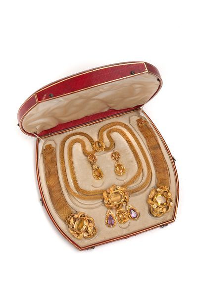 null Parure composée d'un collier, deux bracelets et deux épingles en or 18k (750)....