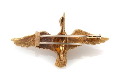 HERMES Clip "canard en vol" en or jaune 18k (750) ciselé. Signé et numéroté.
Haut.:5.5...