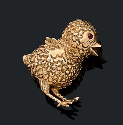 BOUCHERON Petit clip "poussin" en or jaune 18K (750) ciselé. Les yeux sertis de rubis.
Signé...