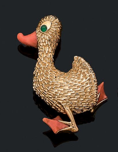 VAN CLEEF and ARPELS Clip "canard" en or jaune 18K (750) ciselé, les palmes et les...