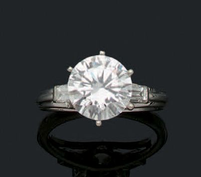 null Bague en platine (950) sertie d'un diamant de taille moderne épaulé de deux...