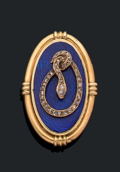 null Broche ovale formant médaillon en or jaune 18k (750) à décor d'un serpent serti...