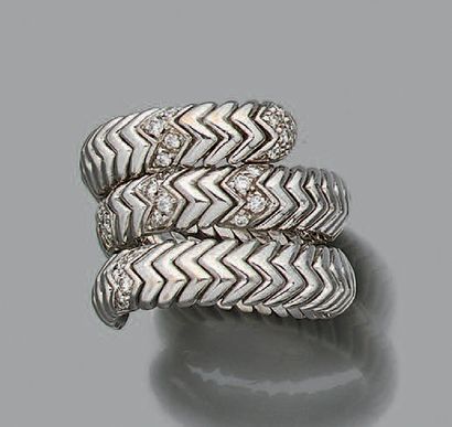 BULGARI "Serpenti"
Bague "serpent" en chevrons d'or gris flexible, partiellement...