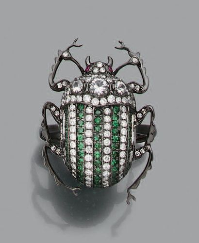 null Bague "scarabée" en or noir 18K (750) sertie de diamants et tsavorites.
Tour...