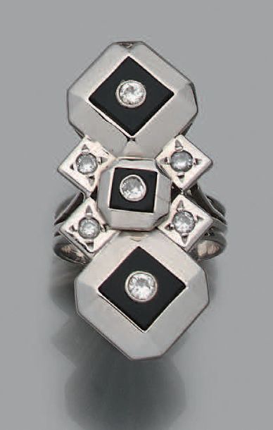 null Bague en or gris 18k (750) composée de motifs carrés ornés d'onyx et diamants.
Tour...