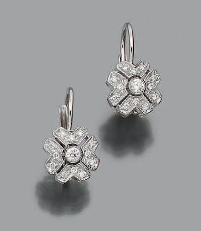 null Paire de motifs d'oreilles "fleur" en or gris 18K (750) sertis de diamants de...