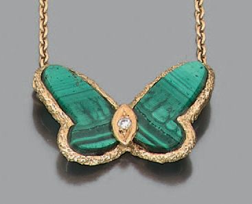 null Collier en or jaune 18k (750) orné d'un motif papillon en malachite rehaussé...