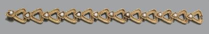 null Bracelet articulé en or jaune 18K (750) à maillons triangulaires ajourés sertis...