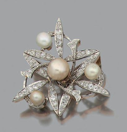 null Broche en or jaune et gris 18K (750) à décor floral serti de diamants de taille...