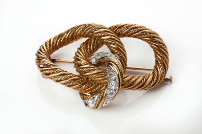 MAUBOUSSIN Broche composée de trois anneaux enlacés en or jaune 18K (750), l'un serti...