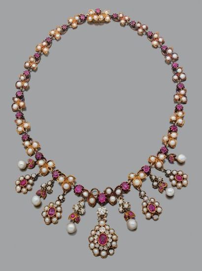 null Collier draperie en or jaune 18k (750) serti de demi perles, rubis, diamants...