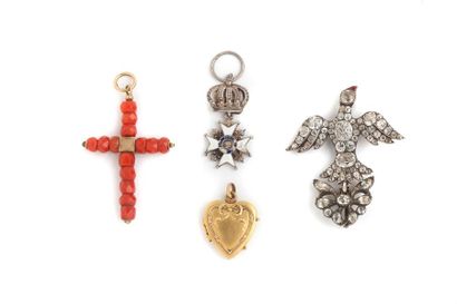 null Lot de pendentifs et breloques:
St Esprit, croix et divers.
Lot visible sur...