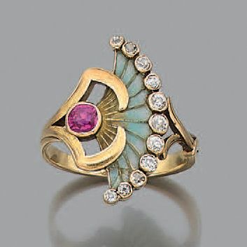 null Bague en or 18K (750) rubis et émail, plique à jour formant une feuille de lotus...