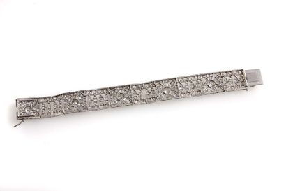 null Bracelet ruban articulé en platine (950) à décor ajouré de fleurs et serti de...
