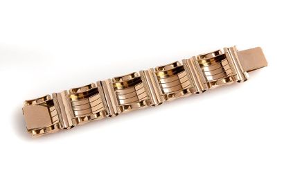 null Important bracelet "tank" en or rose 18k (750) . Vers 1940.
Long.: 18.5 cm
Pb.:...