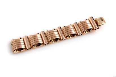 null Important bracelet "tank" en or rose 18k (750) . Vers 1940.
Long.: 18.5 cm
Pb.:...