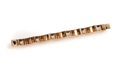 BOUCHERON 
Élégant bracelet "tank" en or jaune et rose 18k (750). Signé et numéroté....