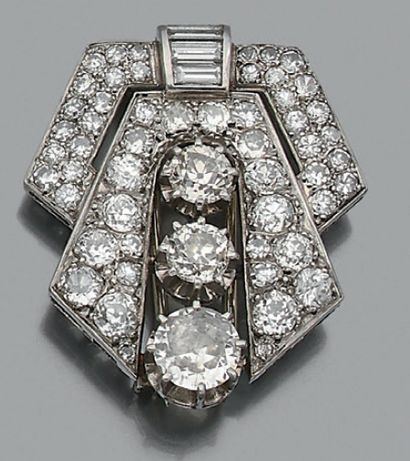 null Clip "écusson" en platine (950) et or gris 18k (750) serti de diamants de taille...