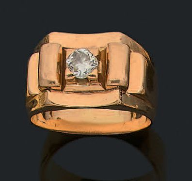 null Bague "tank" en or jaune 18k (750) sertie d'un diamant de taille ancienne. Vers...