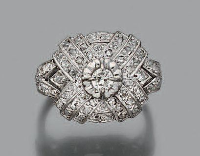 null Bague dôme en or gris 18k (750) sertie d'un diamant de taille brillant dans...