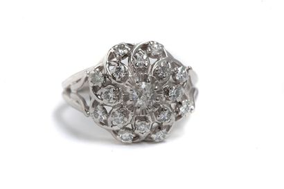 null Bague en or gris 18k (750) sertie de diamants de taille ancienne sur fond ajouré.
Tour...