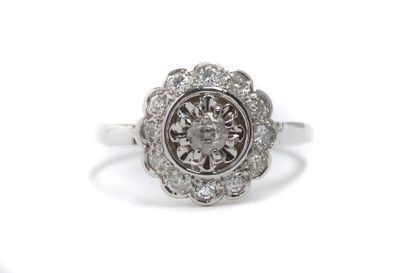 null Bague "fleur" en or gris 18k (750) sertie de diamants de taille ancienne.
Tour...