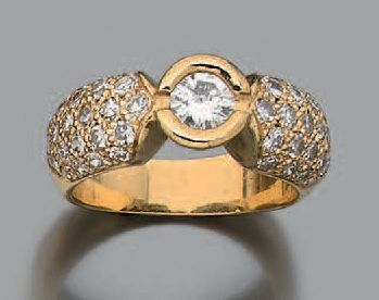 null Bague en or jaune 18k (750) sertie d'un diamant central épaulé d'un pavage de...