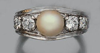 null Bague en or gris 18k (750) sertie d'une perle de culture épaulé de 4 diamants...