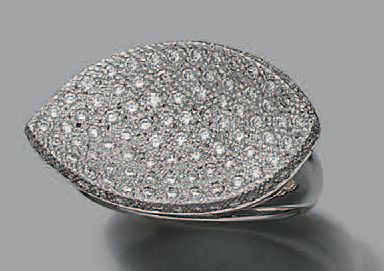 null Bague en or gris 18k composée d'un motif navette de forme incurvé pavé de diamants.
Tour...