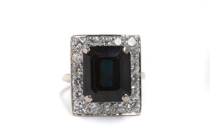 null Bague en or gris 18k (750) sertie d'un saphir rectangulaire dans un entourage...