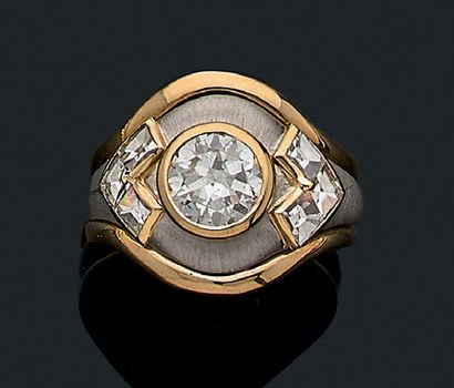 null BAGUE "DIAMANT"
Diamant rond et diamants carrés, or 18K (750).
Poids du diamant:...