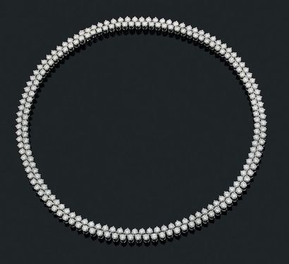 GUBELIN "RIVIÈRE DE DIAMANTS"
Collier deux rangs de diamants ronds, or gris 18K (750)....