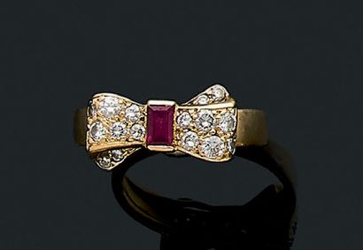 VAN CLEEF & ARPELS BAGUE "NOEUD"
Diamants, rubis, or jaune 18K (750).
Signée et numérotée.
Td.:...