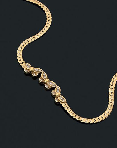 VAN CLEEF & ARPELS COLLIER "TRIPLE PAPILLON"
Diamants et or jaune 18K (750).
Signé...