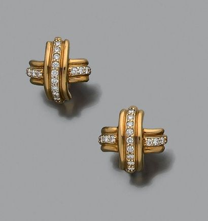 TIFFANY PAIRE DE CLIPS D'OREILLES Diamants ronds, or jaune 18K (750).
Signée. Dans...