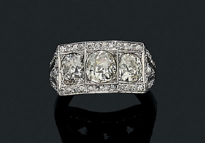 null BAGUE "DIAMANTS"
Diamants de taille ancienne, platine (850).
Td.: 45/46 - Pb.:...