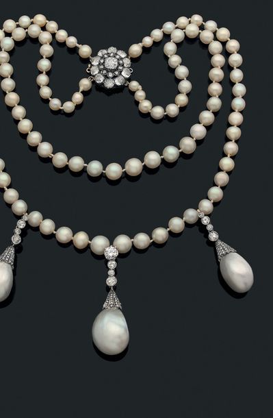 COLLIER PERLES FINES 
Two rows of 50 and 47 fine pearls in light falls (plus 1 cultured...