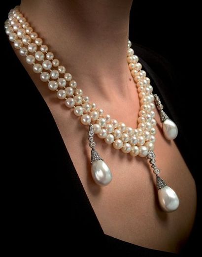 COLLIER PERLES FINES 
两排50颗和47颗精美的珍珠（加上1颗养殖珍珠）。重要的18K（750）金表扣，镶嵌老式切割钻石。重量：65.25克。附有LFG证书N°363950，证明：优质珍珠-海水，并说明养殖珍珠的位置。直径：5.4...