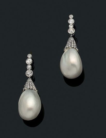 PAIRE DE PERLES FINES 
Elements formed by a fall of old and rose-cut diamonds holding...