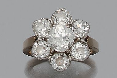 null BAGUE "FLEUR"
Diamants de taille ancienne, or jaune 18K (750) et platine (850).
Td.:...