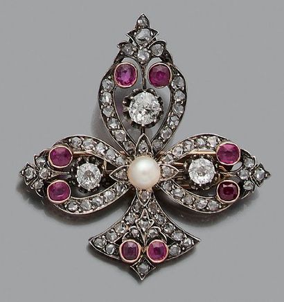 null BROCHE "FLEUR DE LYS"
Diamants de taille ancienne et taille rose, rubis et perle...