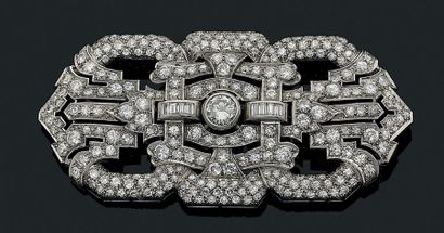 null BROCHE "ART DÉCO"
Diamants ronds et baguettes, platine (950). Vers 1930.
L.:...