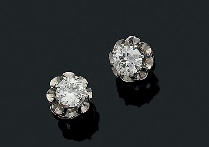 null PAIRE DE MOTIFS D'OREILLES Diamants demi taille, or gris 18K (750).
Poids des...