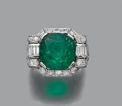 null 
EMERAUDE" 戒指 混合枕形切割祖母绿，底部刻有狼头，长方形钻石和八个8，铂金（950）。约1935年。Pb.:10.3 gr - Td.:5...