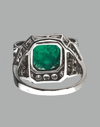 null 
EMERAUDE" 戒指 混合枕形切割祖母绿，底部刻有狼头，长方形钻石和八个8，铂金（950）。约1935年。Pb.:10.3 gr - Td.:5...