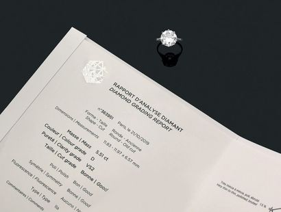 Bague solitaire 
Round old cut diamond, platinum (950). Pb : 4.5 gr - Td. : 55. Accompanied...