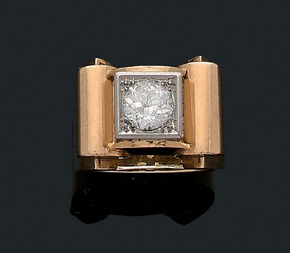 null BAGUE "TANK"
Diamant de taille ancienne, or jaune 18K (750), platine (850)....