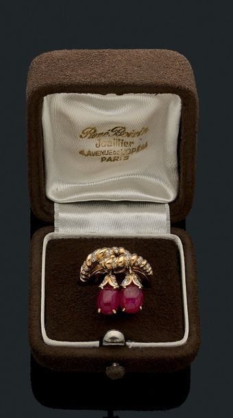 RENE BOIVIN 
BAGUE "LIEN" Rubis cabochons et diamants ronds, or 18K (750). Pampilles...